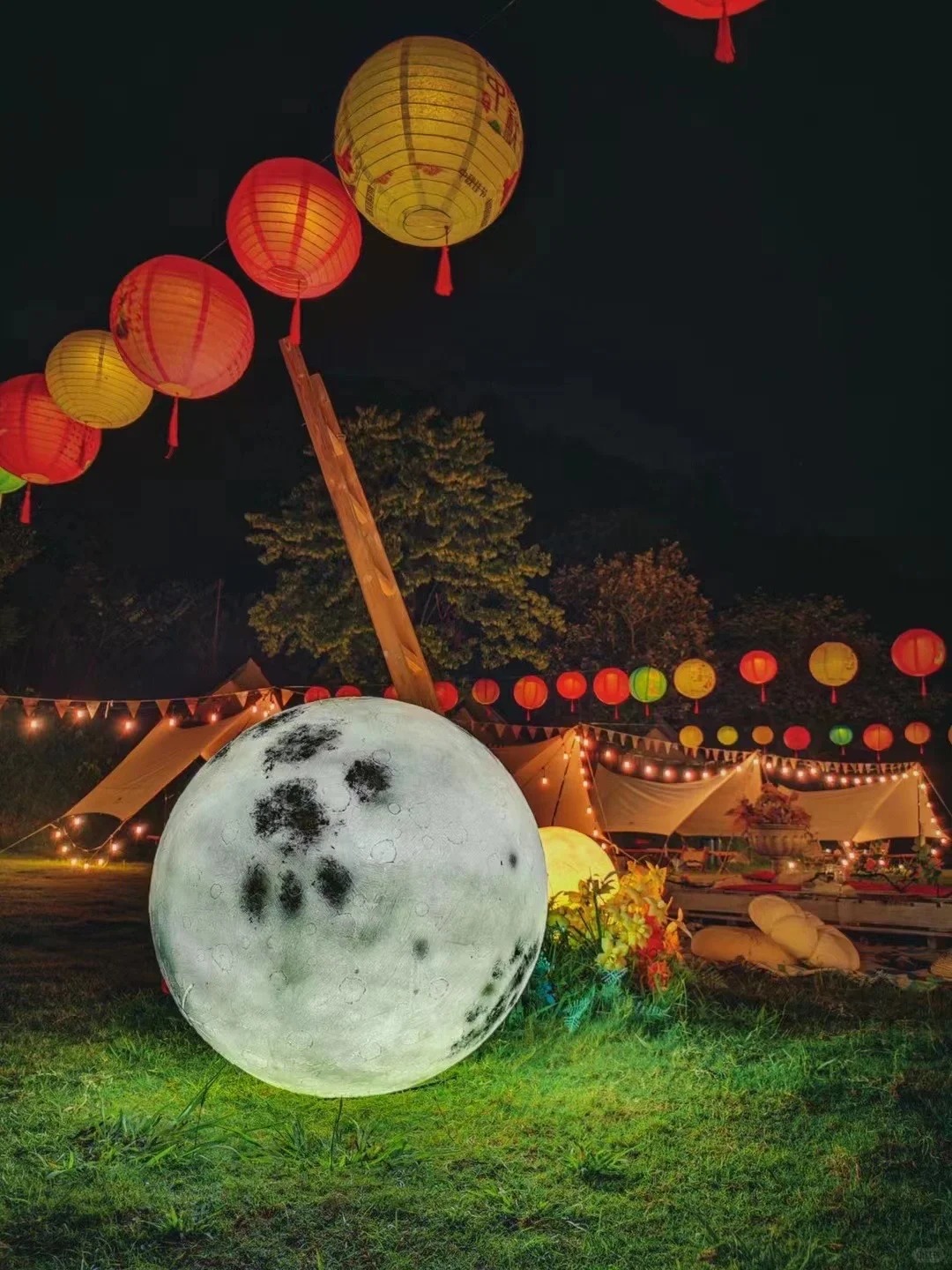 Sử dụng đèn lòng để trang trí xung quanh