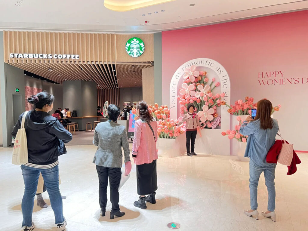 Trang trí ngày phụ nữ cho starbucks