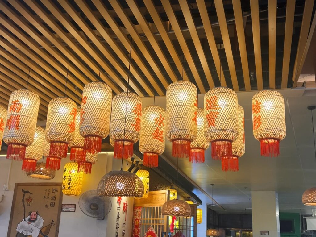 Trang trí nhà hàng bằng đèn lồng truyền thống