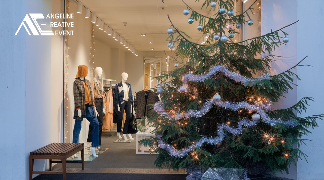 Cây thông noel đặt trước cửa hàng thời trang