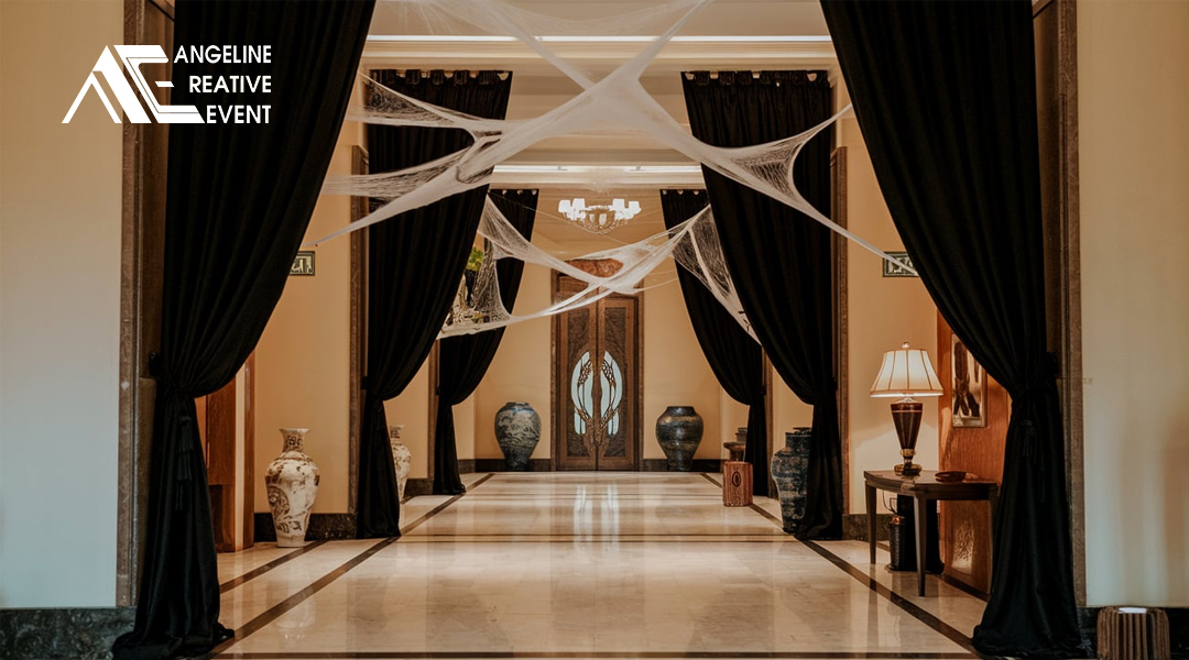 Sảnh toà nhà được trang trí Halloween