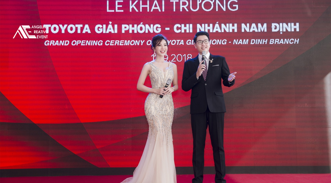 MC dẫn chương trình sự kiện khai trương