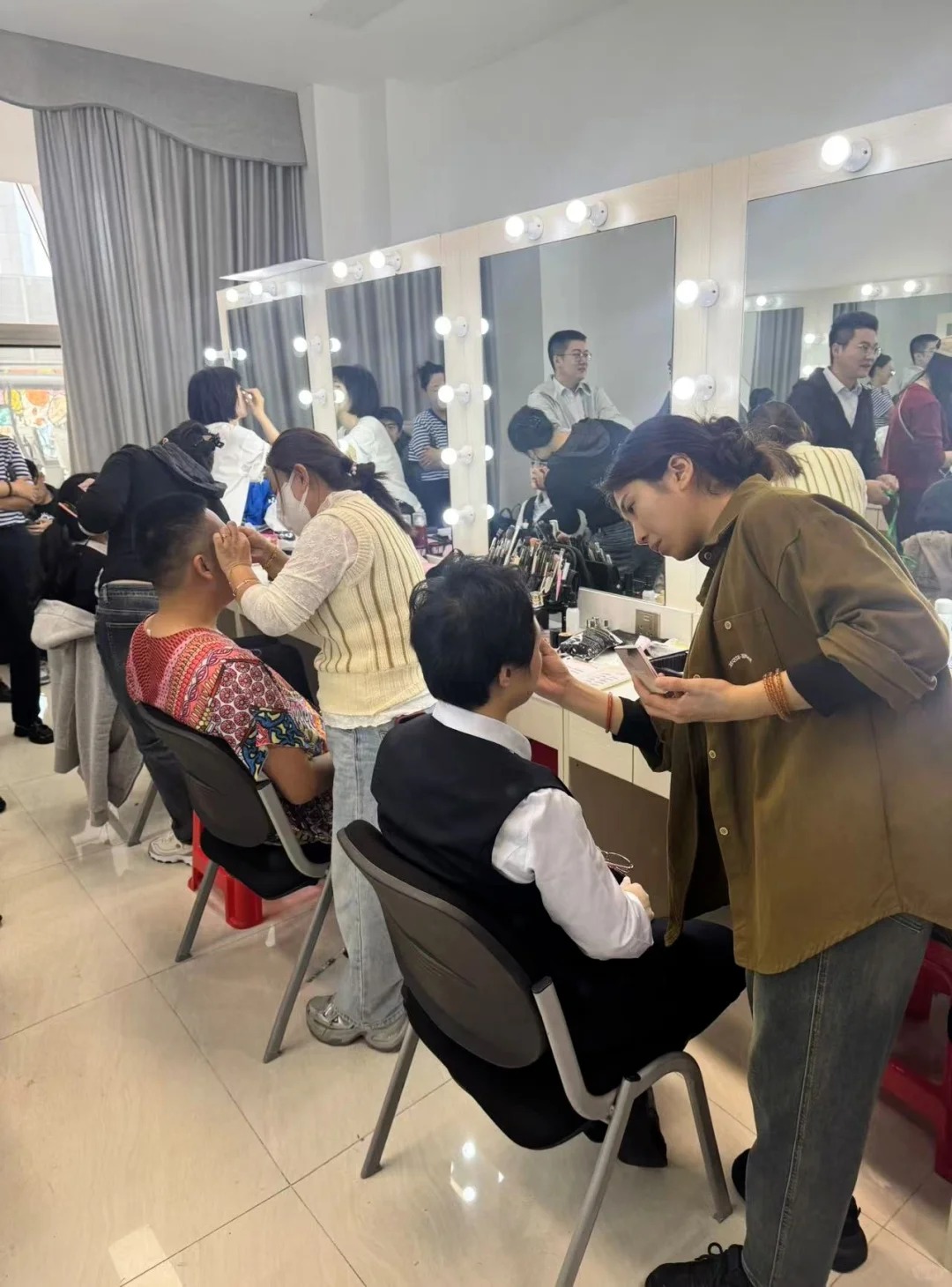 Phụ trách trang phục và hóa trang