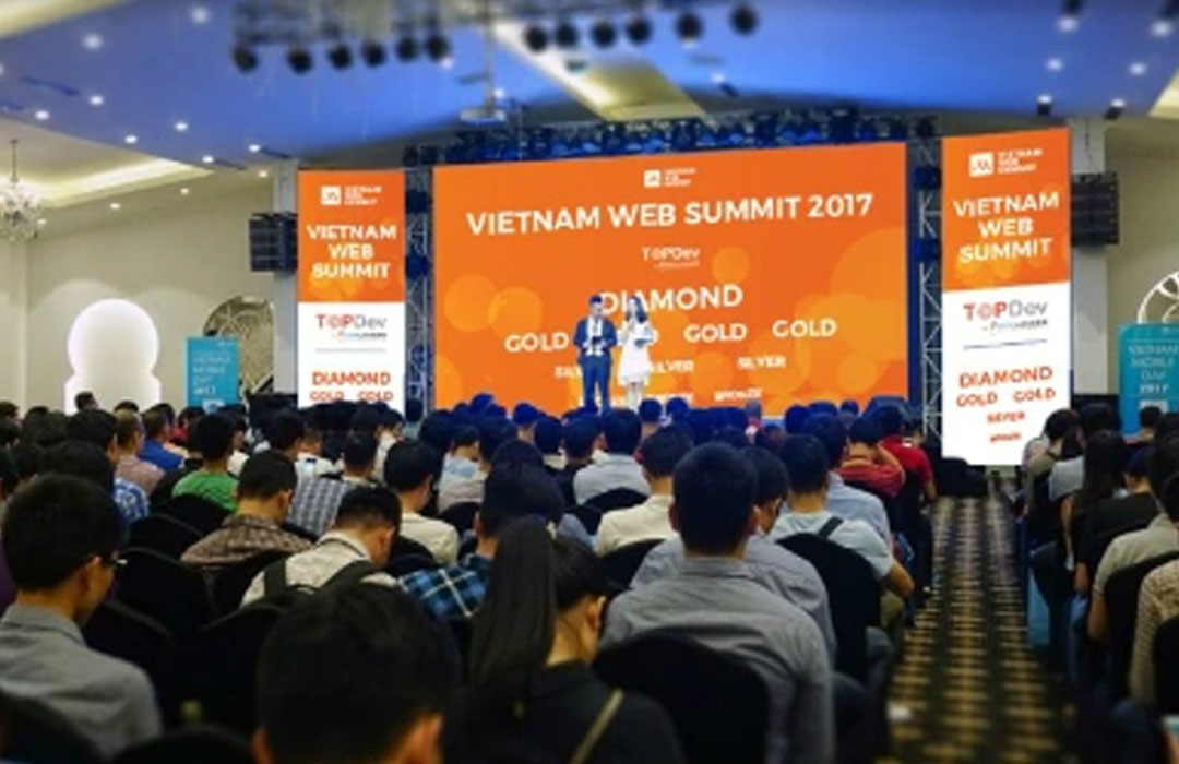 Vietnam Web Summit - là hội thảo công nghệ thường niên do TopDev tổ chức, quy tụ hàng ngàn lập trình viên, CTO, nhà tuyển dụng và các công ty công nghệ. Sự kiện có các phiên networking, hội thảo chuyên sâu và khu vực booth, giúp kết nối cộng đồng IT toàn quốc.
