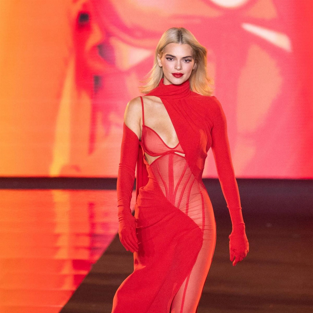 Gigi Hadid trình diễn tại Paris Fashion Week