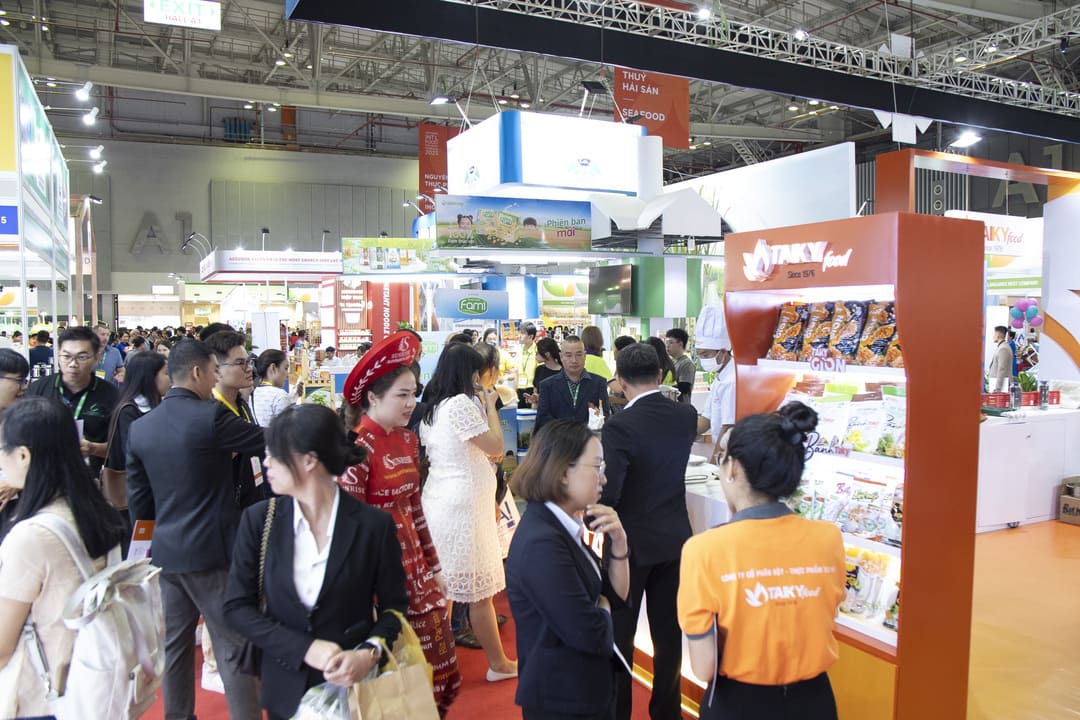 Gian hàng tại Vietnam Foodexpo thu hút đông đảo khách tham quan và doanh nghiệp ngành thực phẩm