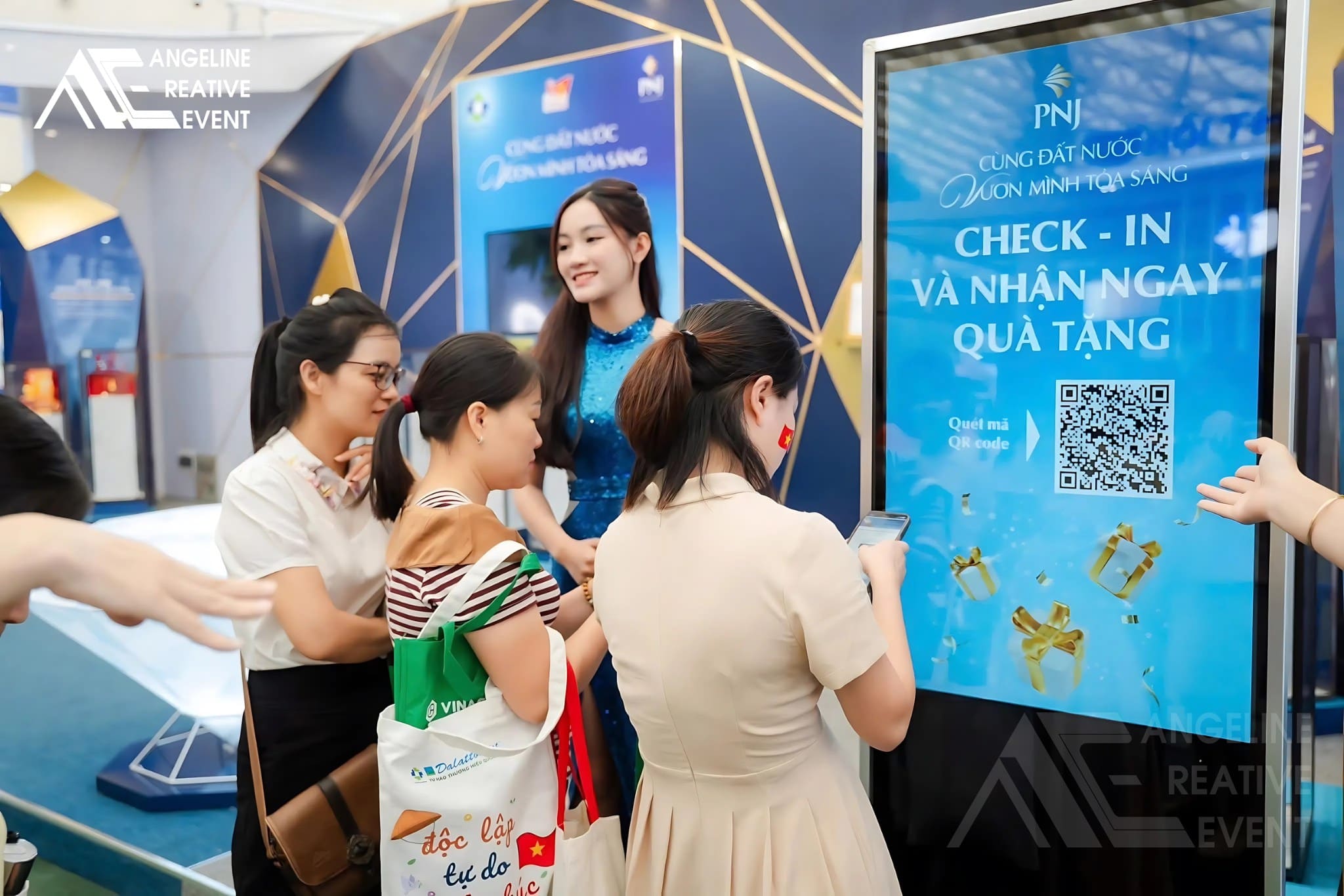 Gian hàng triển lãm PNJ