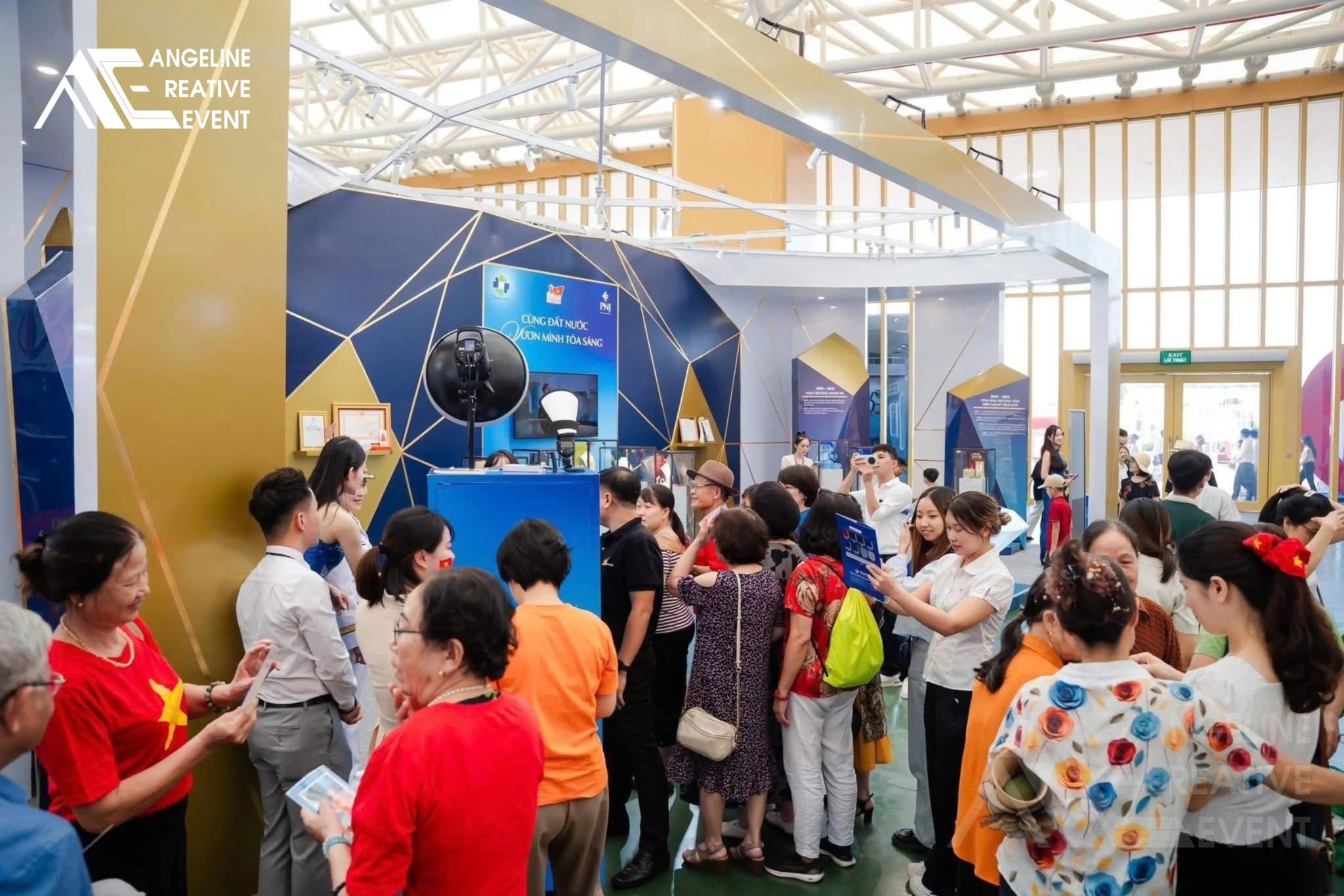 Gian hàng triển lãm PNJ