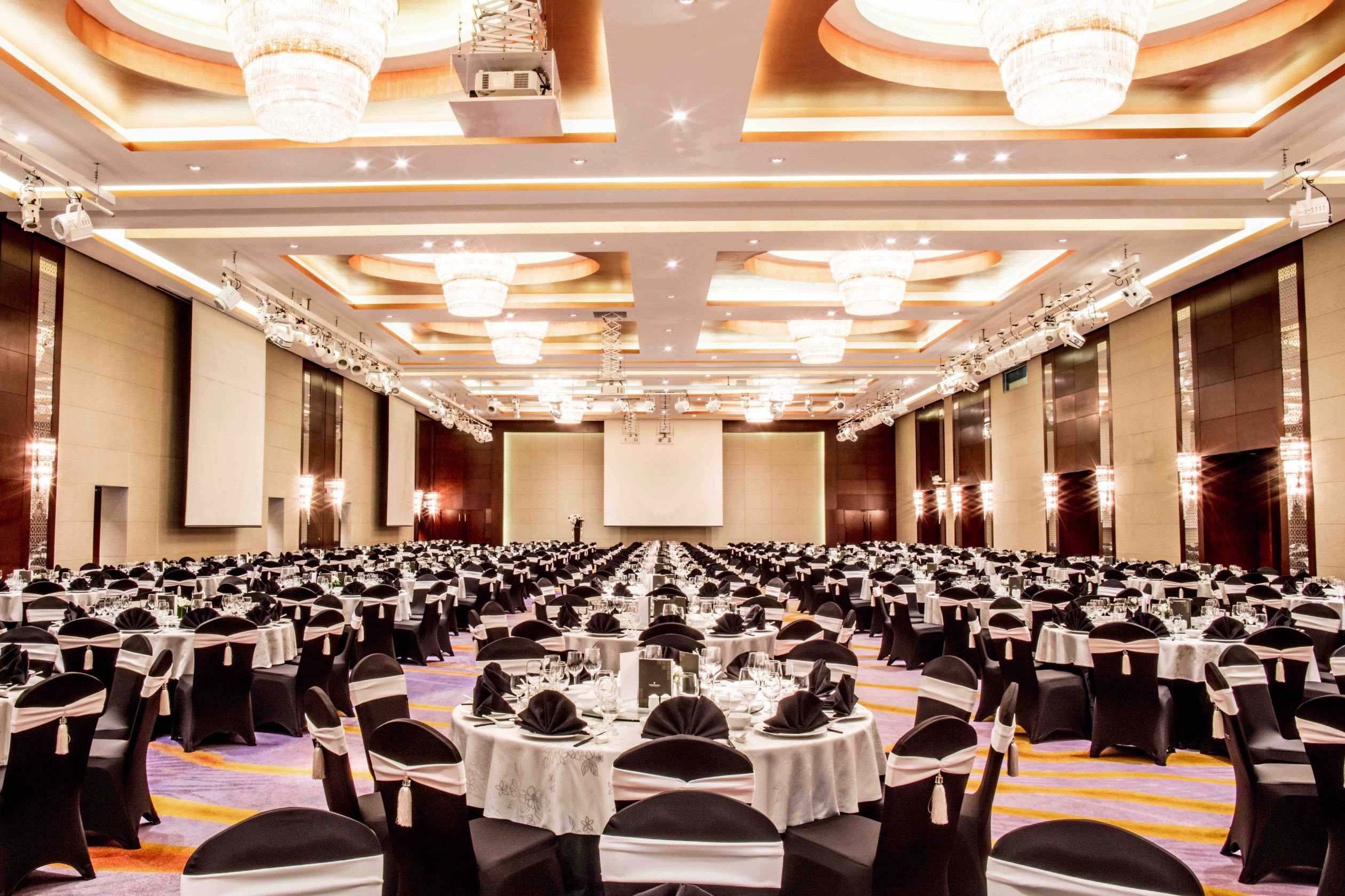 Grand Ballroom InterContinental Hanoi Landmark72 cho sự kiện doanh nghiệp cuối năm