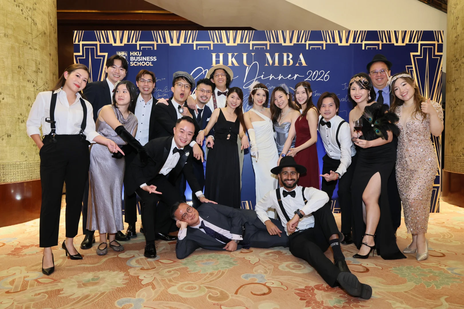 Không gian Gala Dinner doanh nghiệp với sân khấu, bàn tiệc và khách tham dự
