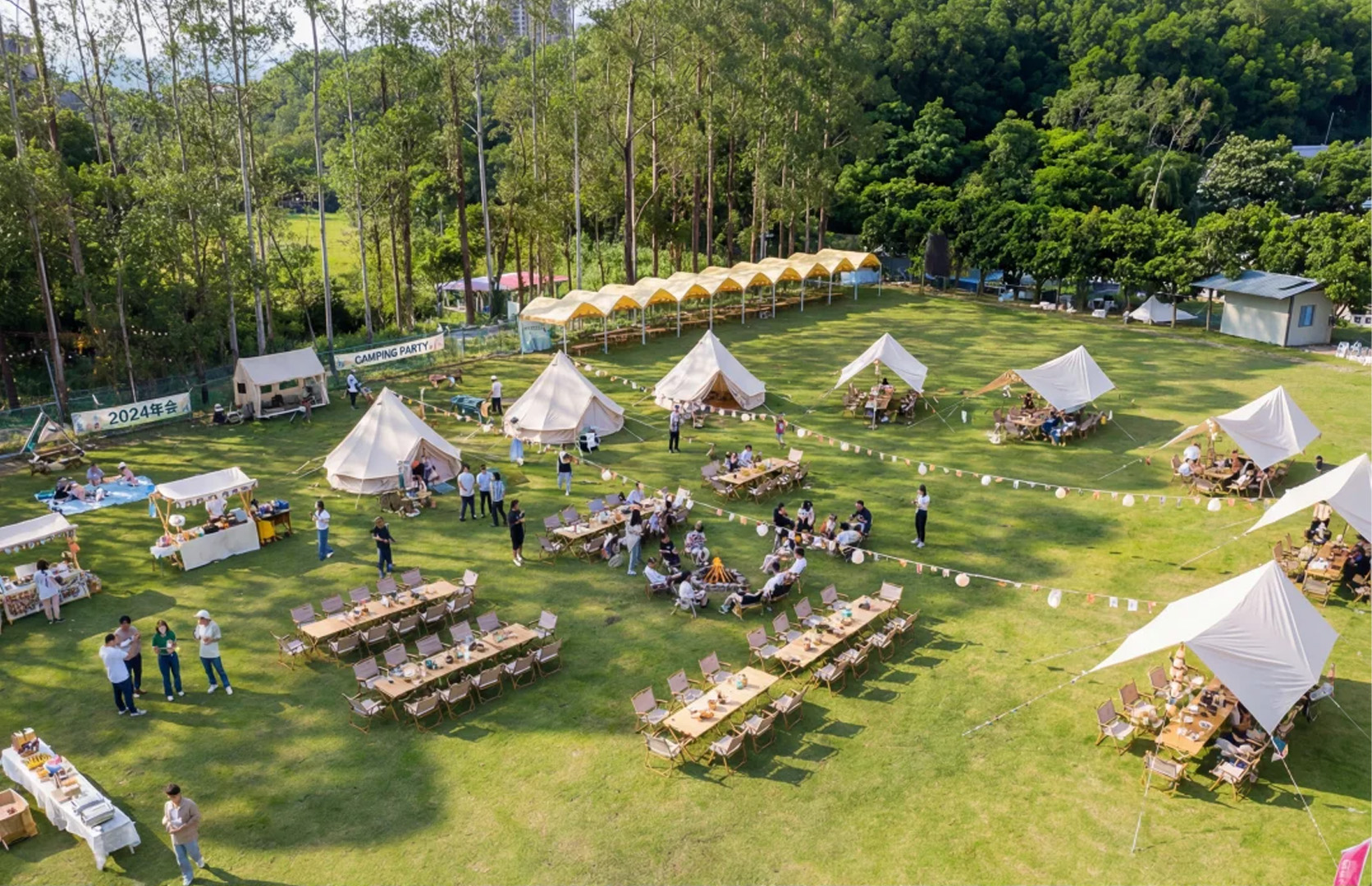 Nhân sự doanh nghiệp tham gia hoạt động team building kết hợp Year End Party